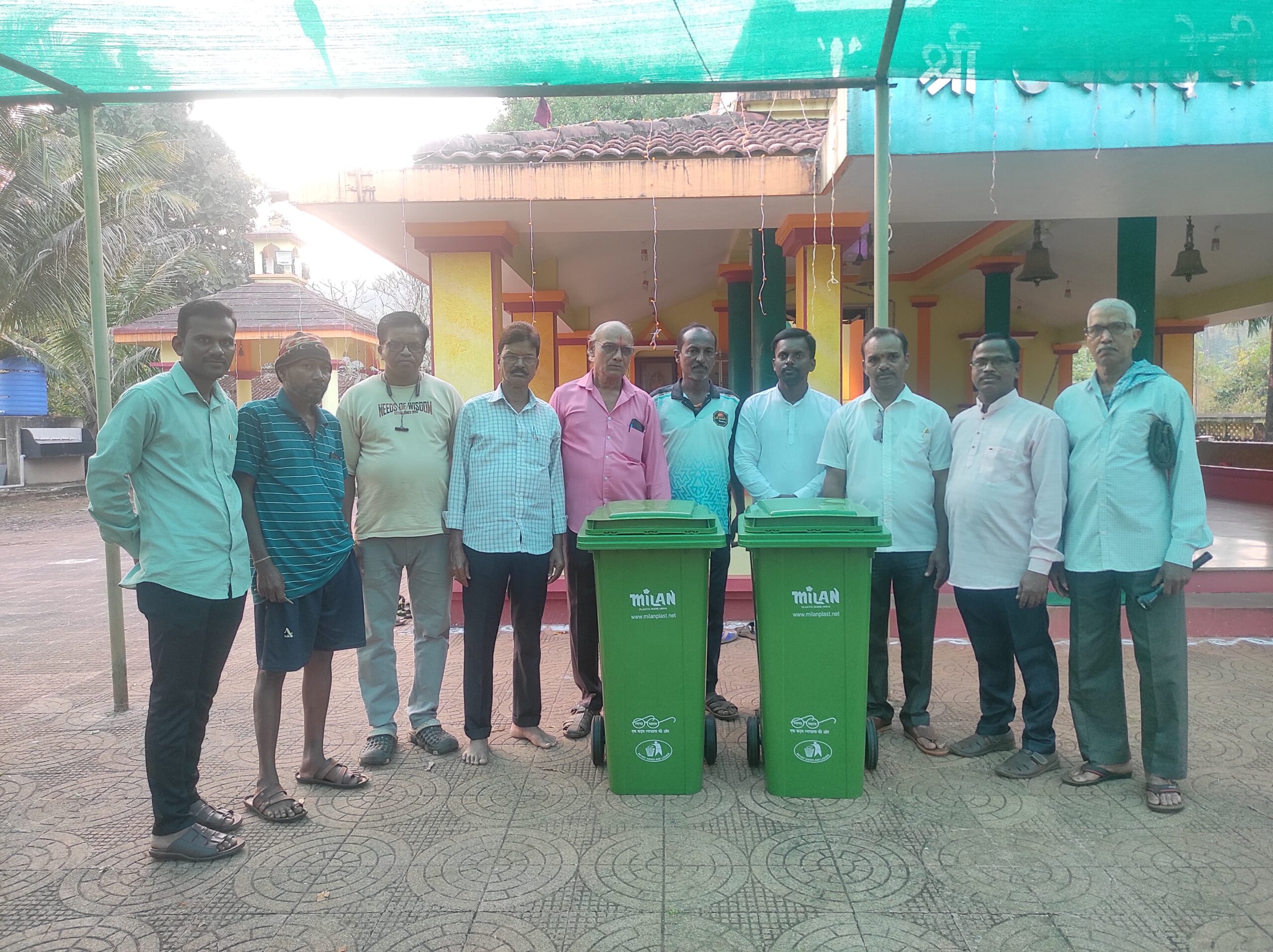 ग्रामपंचायत मार्फत कचराकुंडी वाटप