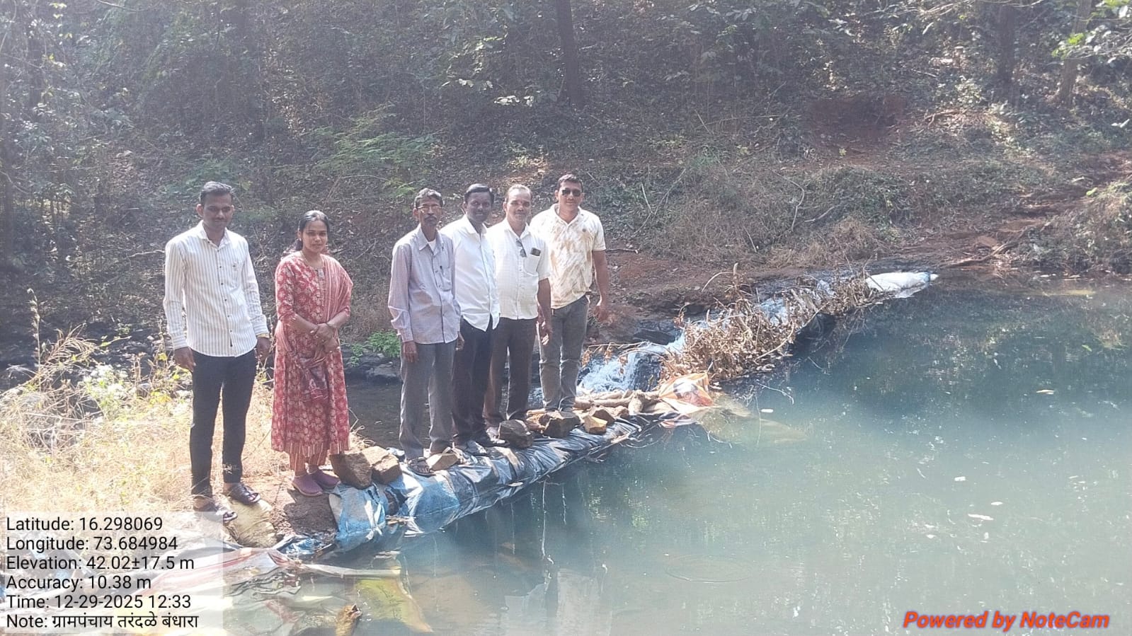 ग्रामपंचायत मार्फत श्रमदानातून बंधारा बांधण्यात आला