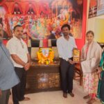 पुण्यश्लोक अहिल्याबाई होळकर सन्मान पुरस्कार देताना