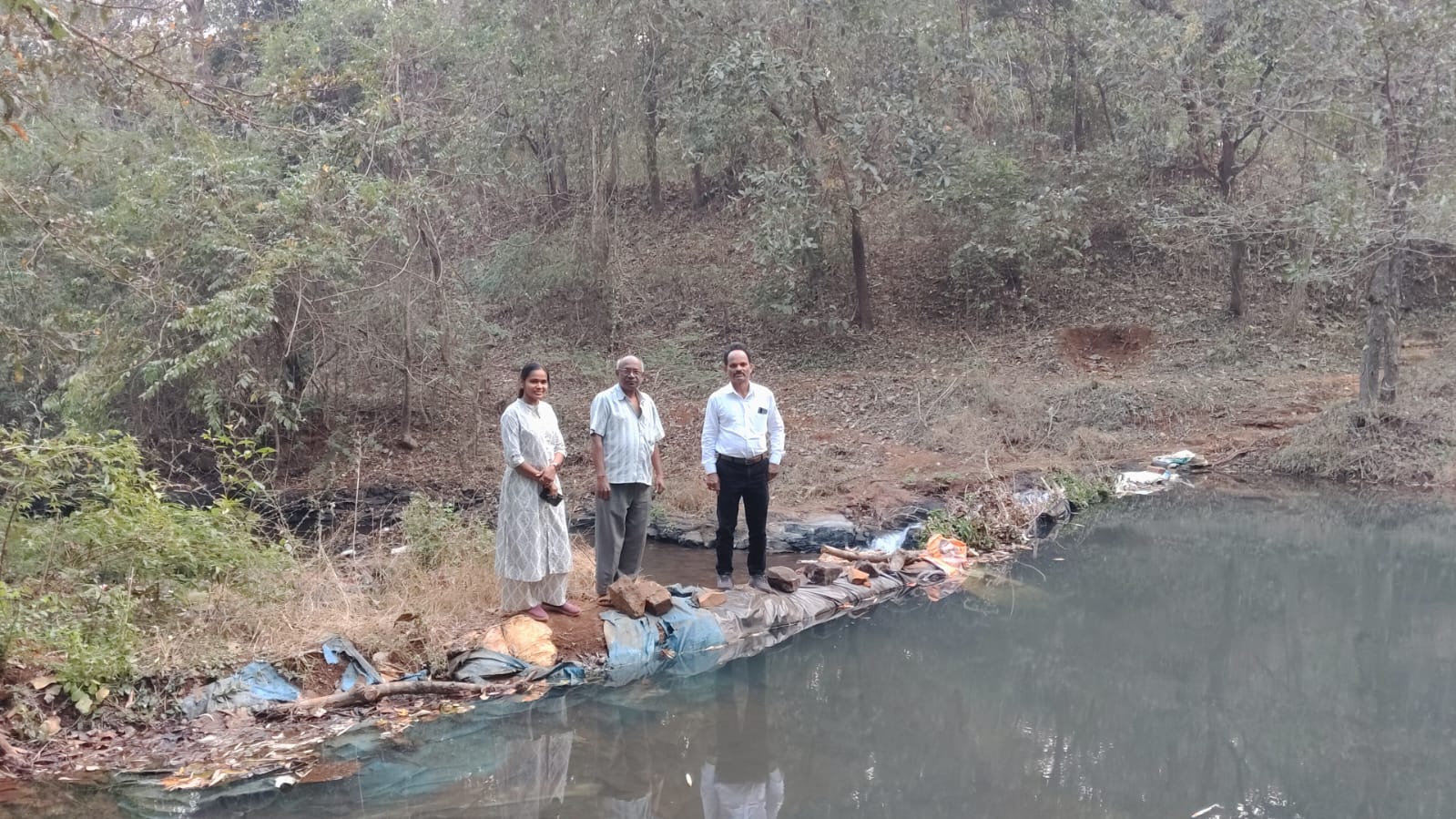 बंधारे पाहताना