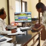 विस्तार अधिकारी श्री.वारंग साहेब ग्रामपंचायत कार्यालयाचे अद्ययावत संकेतस्थळ पाहताना